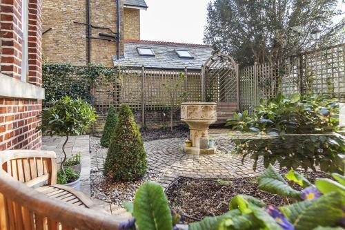 Eltham Chateau Sleeps 24
