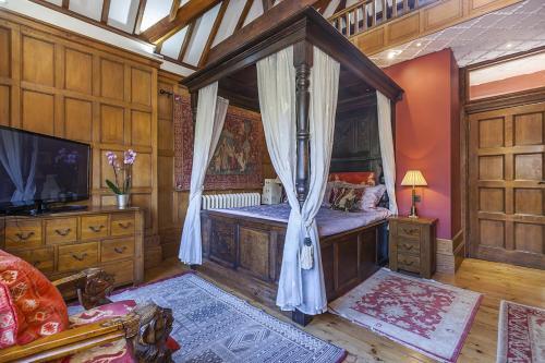 Eltham Chateau Sleeps 24