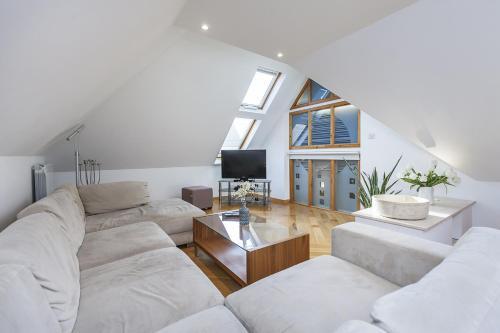 Eltham Chateau Sleeps 24