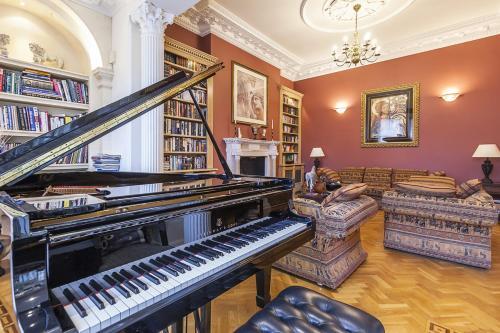 Eltham Chateau Sleeps 24