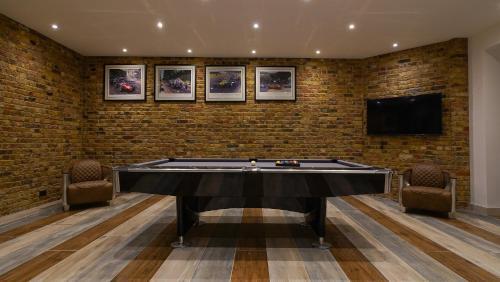 Eltham Chateau Sleeps 24