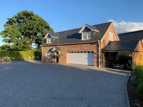 High Specification Coach House, Ebford.