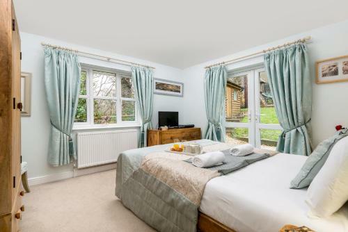 Mews Hill, 5 Bedroom New Forest Holiday Cottage