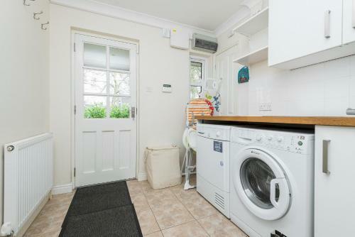 Mews Hill, 5 Bedroom New Forest Holiday Cottage