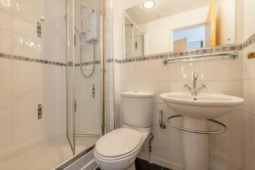 Riverview Apartment, Secure Parking And Balcony
