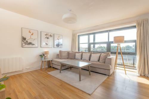 Riverview Apartment, Secure Parking And Balcony