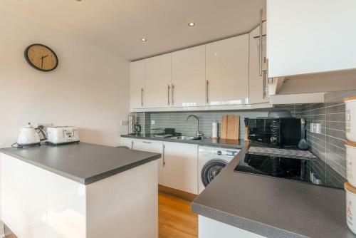 Riverview Apartment, Secure Parking And Balcony