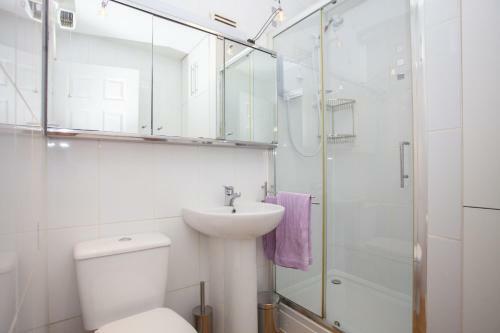 Stylish Apartment With Private Parking