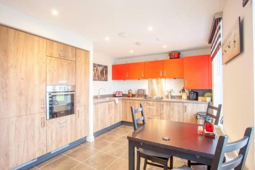 Apartamento Bright Two Bedroom Flat With Free Parking