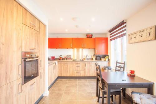 Apartamento Bright Two Bedroom Flat With Free Parking