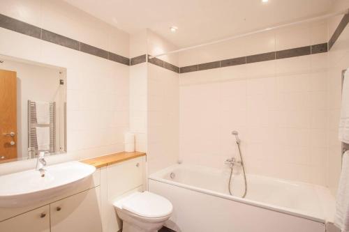 Large 2 Bed Apartment In Great Riverside Location