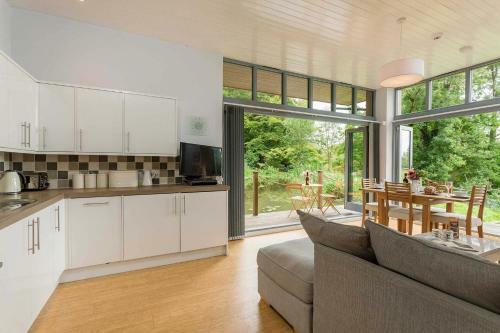 Secluded, New Forest Riverside Lodge