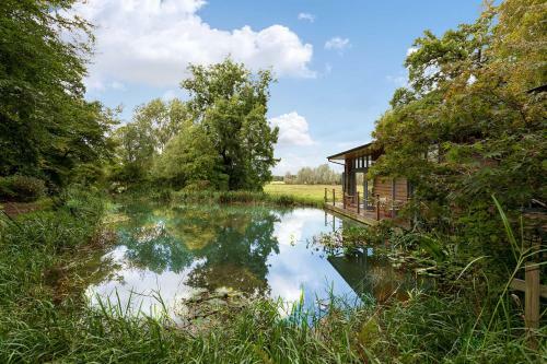 Secluded, New Forest Riverside Lodge