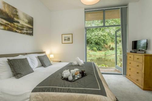 Secluded, New Forest Riverside Lodge
