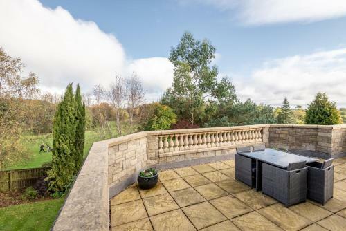 Luxury 6-bed House With Pool