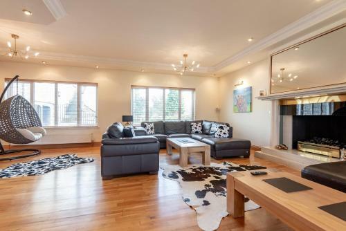 Luxury 6-bed House With Pool