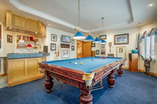 Luxury 6-bed House With Pool