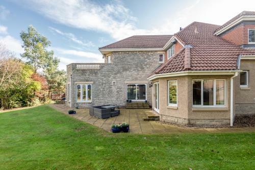 Luxury 6-bed House With Pool