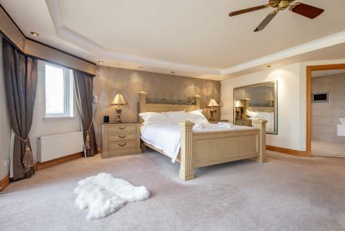 Luxury 6-bed House With Pool