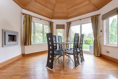Luxury 6-bed House With Pool