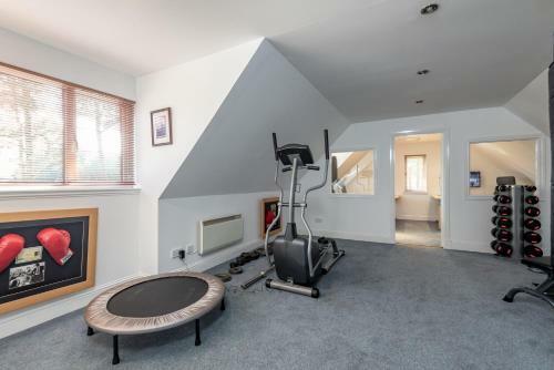 Luxury 6-bed House With Pool