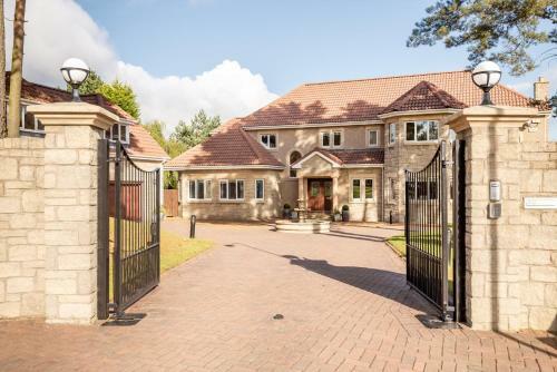 Luxury 6-bed House With Pool