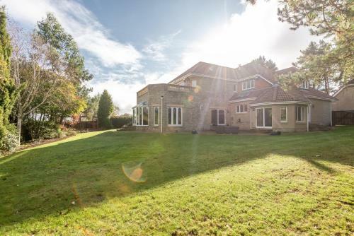 Luxury 6-bed House With Pool