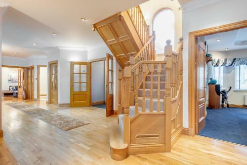 Luxury 6-bed House With Pool