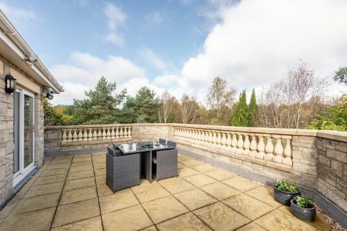 Luxury 6-bed House With Pool