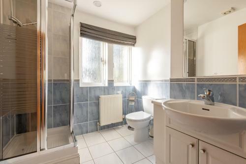 Luxury 6-bed House With Pool