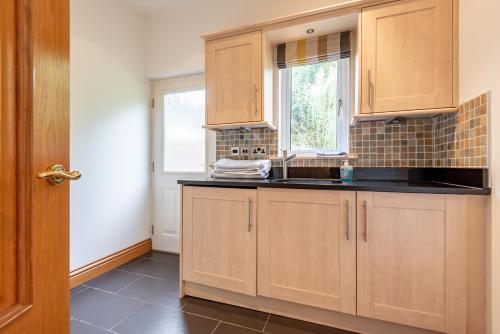 Luxury 6-bed House With Pool