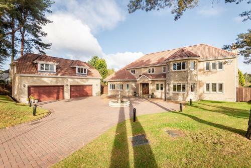 Luxury 6-bed House With Pool