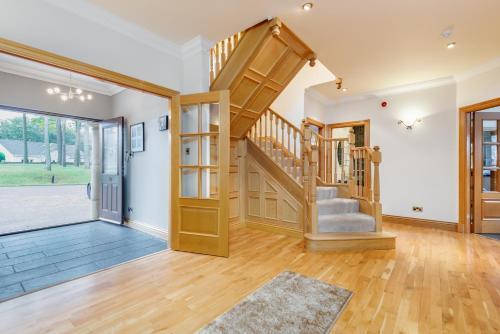 Luxury 6-bed House With Pool