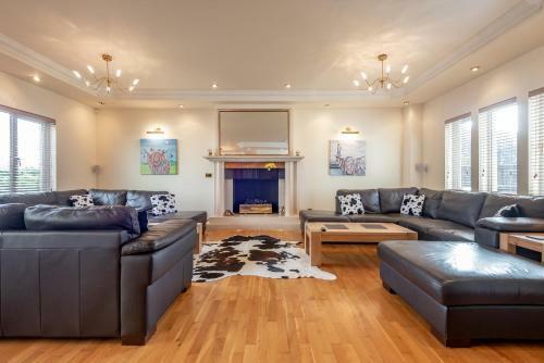 Luxury 6-bed House With Pool