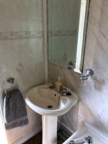 Charming 1-bed Chalet In Cheltenham