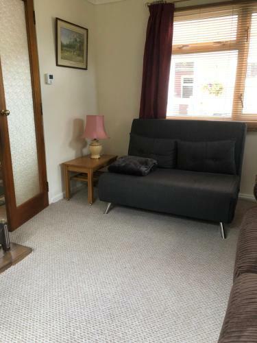 Charming 1-bed Chalet In Cheltenham