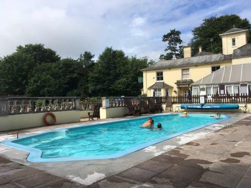 10 Valley View Lodge