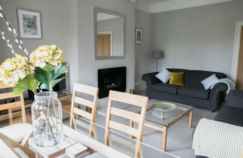 Harlow Apartment