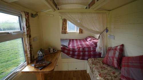 Showman's Hut Westcote