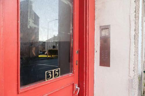 Snug - Logie Baird Apartment