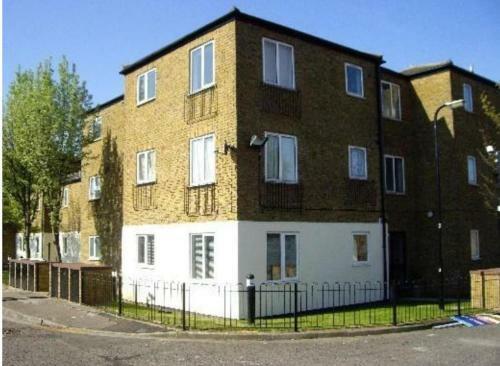 Small Modern Comfortable 2 Bedroom Apartment Cmyr