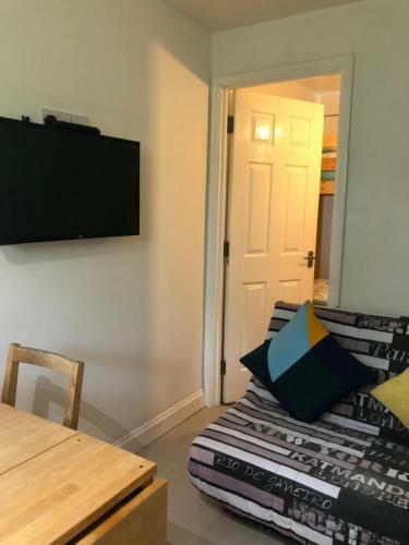 Small Modern Comfortable 2 Bedroom Apartment Cmyr