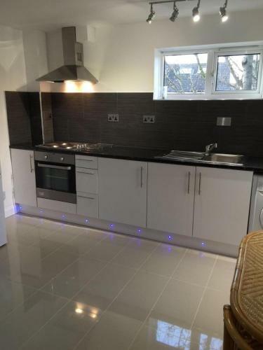 Small Modern Comfortable 2 Bedroom Apartment Cmyr