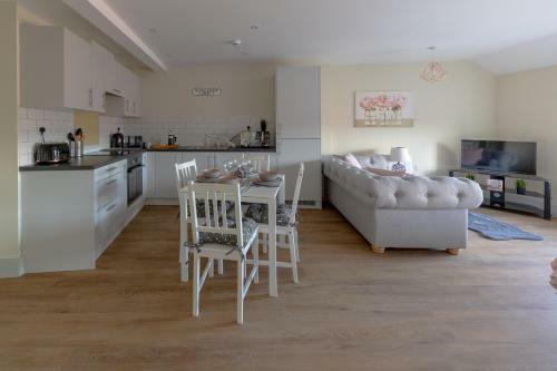 Apartment 9, Isabella House, Aparthotel, By Rentmyhouse