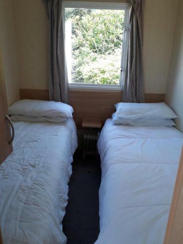 Immaculate 3-bedroom Caravan On Combe Haven