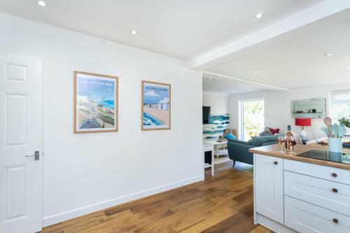 Corner Cottage, Forest & Sea, Sleeps Up To 10 New*