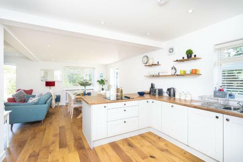 Corner Cottage, Forest & Sea, Sleeps Up To 10 New*