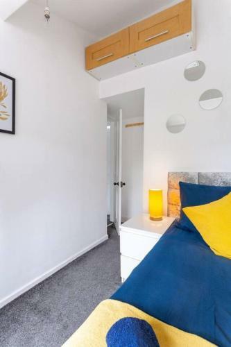 Charming 2-bed House In Huddersfield