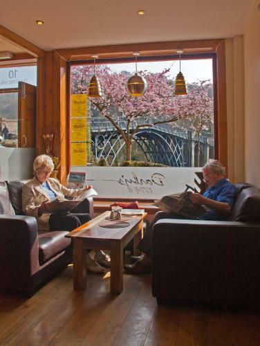 Hostal Bridge View Guest House