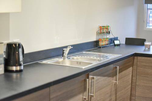 Huge Modern Apartment 2 Bathrooms Sleeps 6